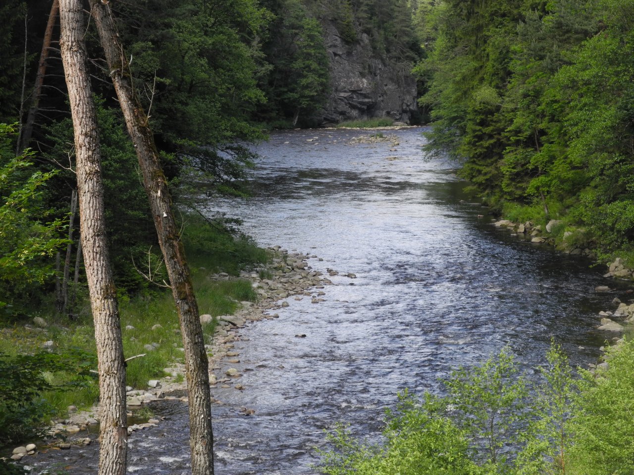 The river flows trought it!