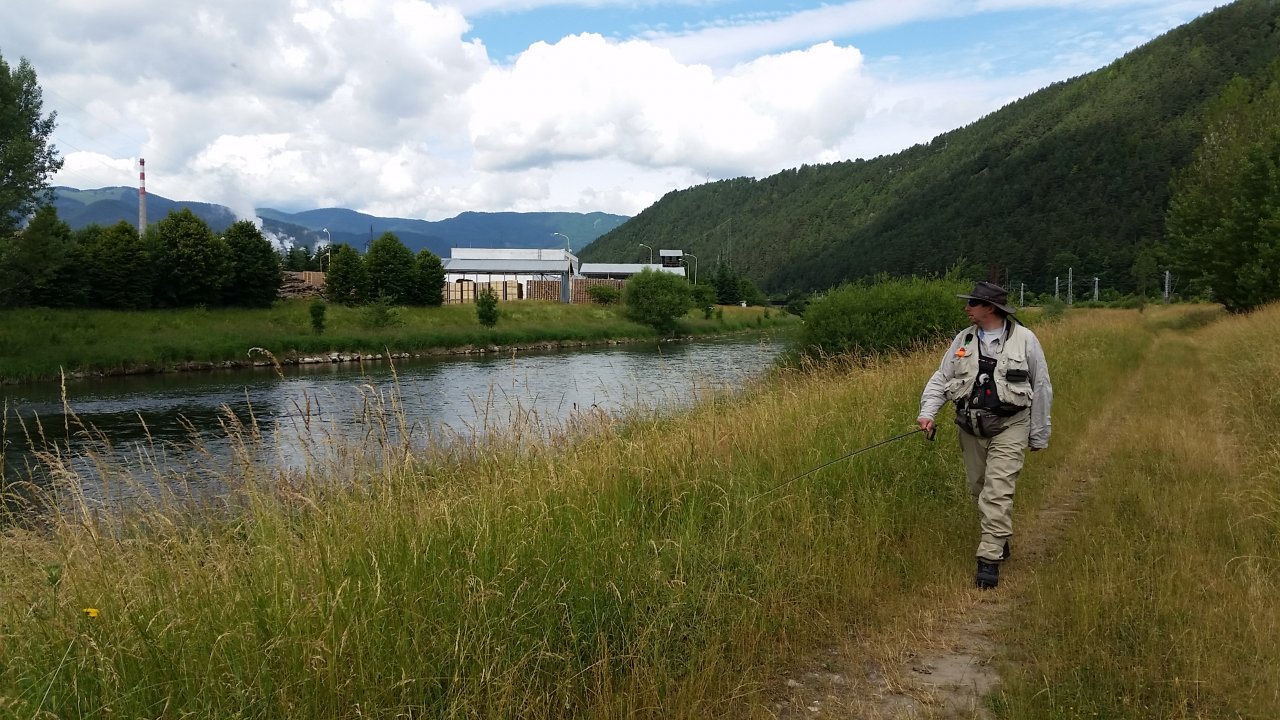 River V�h above the paper mill