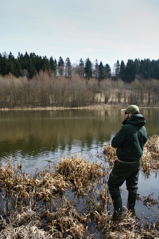 Knee-boot! Excellent shoe type for shallow wading trough waterlogged shorelines and wetlands.