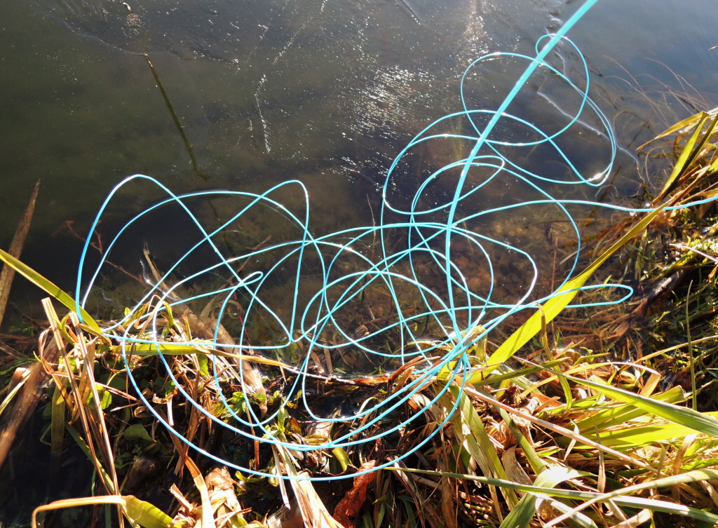 The ice is mainly around the shores. The advantage is that you can put off your fly line on it! ;-) The disadvantage - you can cut off a nice, maybe the last fish of the winter stillwater season.