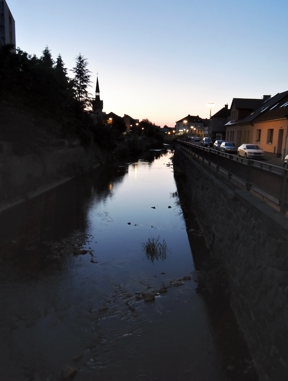 View of the evening river. The fish went to sleep.
